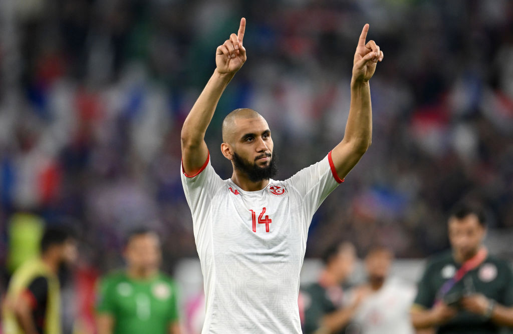 عيسى ليدوني من تونس يحيي الجماهير بعد الفوز 1-0 خلال مباراة المجموعة الرابعة في كأس العالم لكرة القدم قطر 2022 بين تونس وفرنسا على ملعب المدينة التعليمية يوم 30 نوفمبر 2022 غيتي ون ون winwin Getty