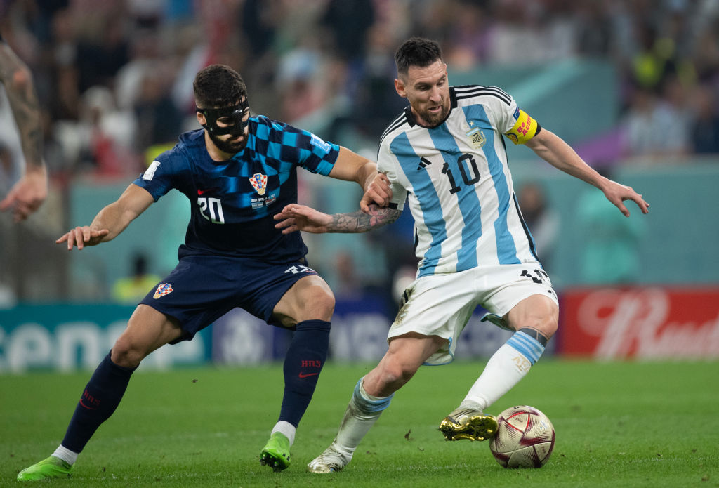 ليونيل ميسي وغفارديول في مباراة الأرجنتين وكرواتيا بنصف نهائي كأس العالم قطر 2022 - Lionel Messi of Argentina and Josko Gvardiol of Croatia in action during the FIFA World Cup Qatar 2022 semi final match between Argentina and Croatia at Lusail غيتي ون ون winwin getty