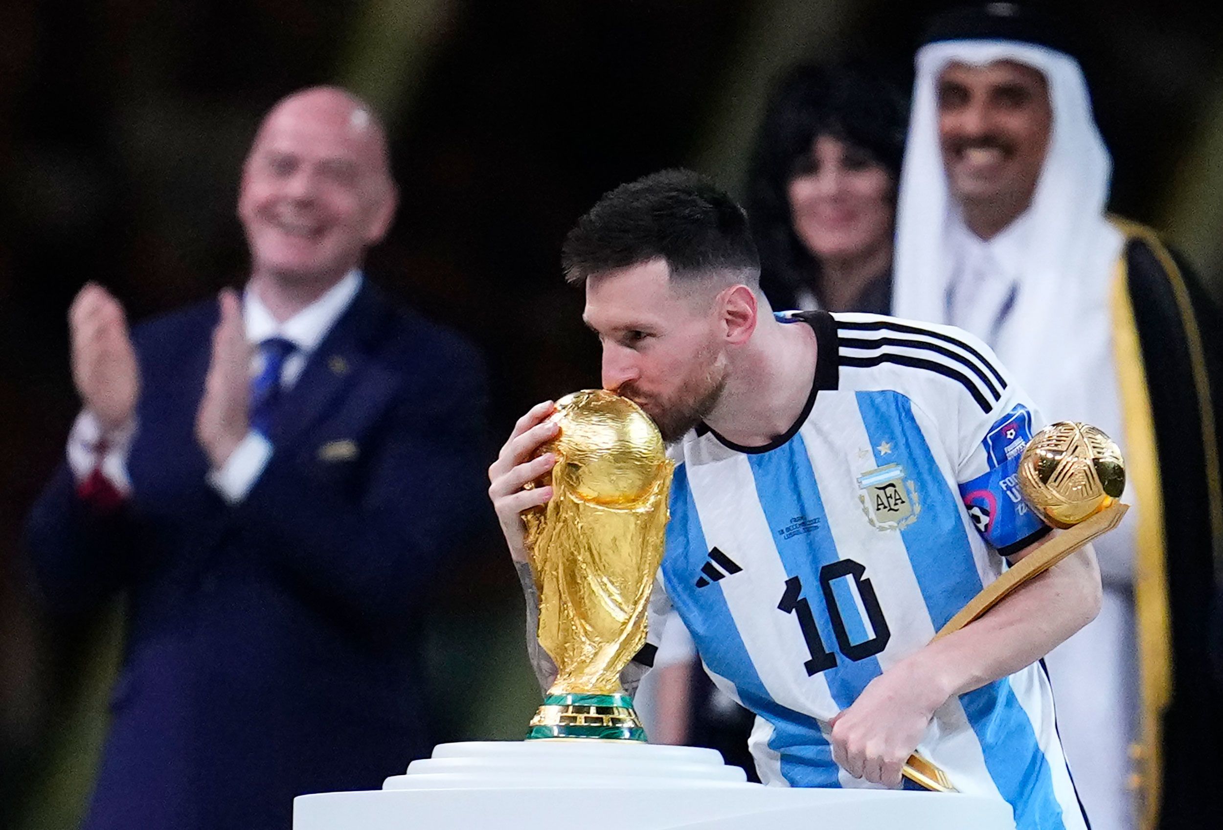 أرشيفية - ليونيل ميسي يقبل مجسم كأس العالم الذي حصده في نسخة قطر 2022 (CNN.Com) ون ون winwin