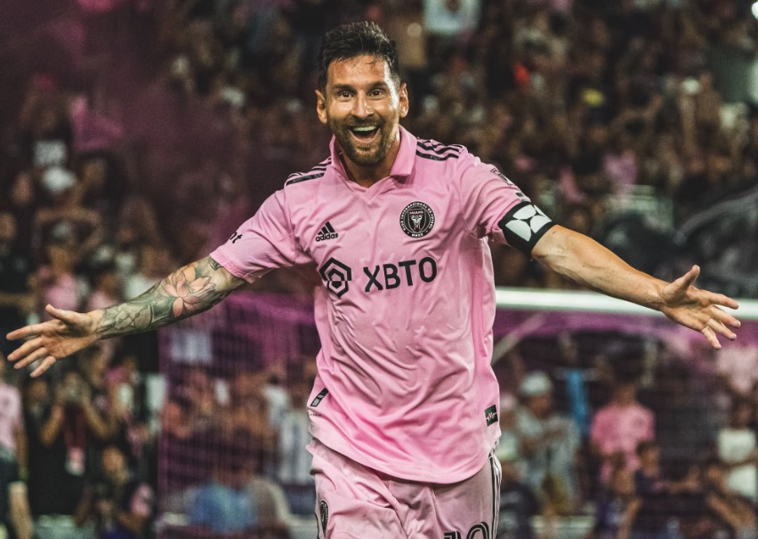 الأرجنتيني ليونيل ميسي فاجأ الجميع بالانتقال إلى انتر ميامي الصيف الماضي (X/InterMiamiCF) ون ون winwin