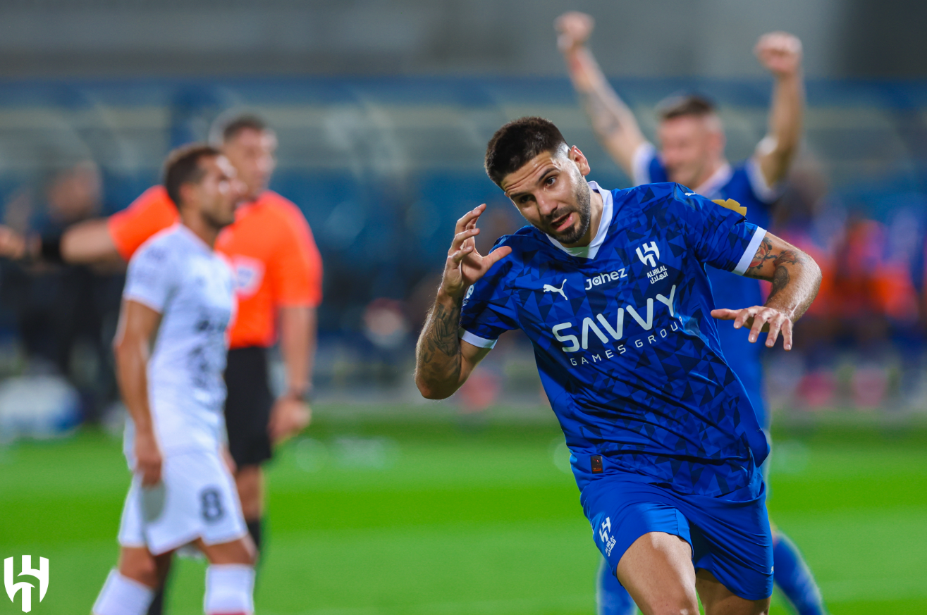 الصربي ألكسندر ميتروفيتش مهاجم نادي الهلال السعودي