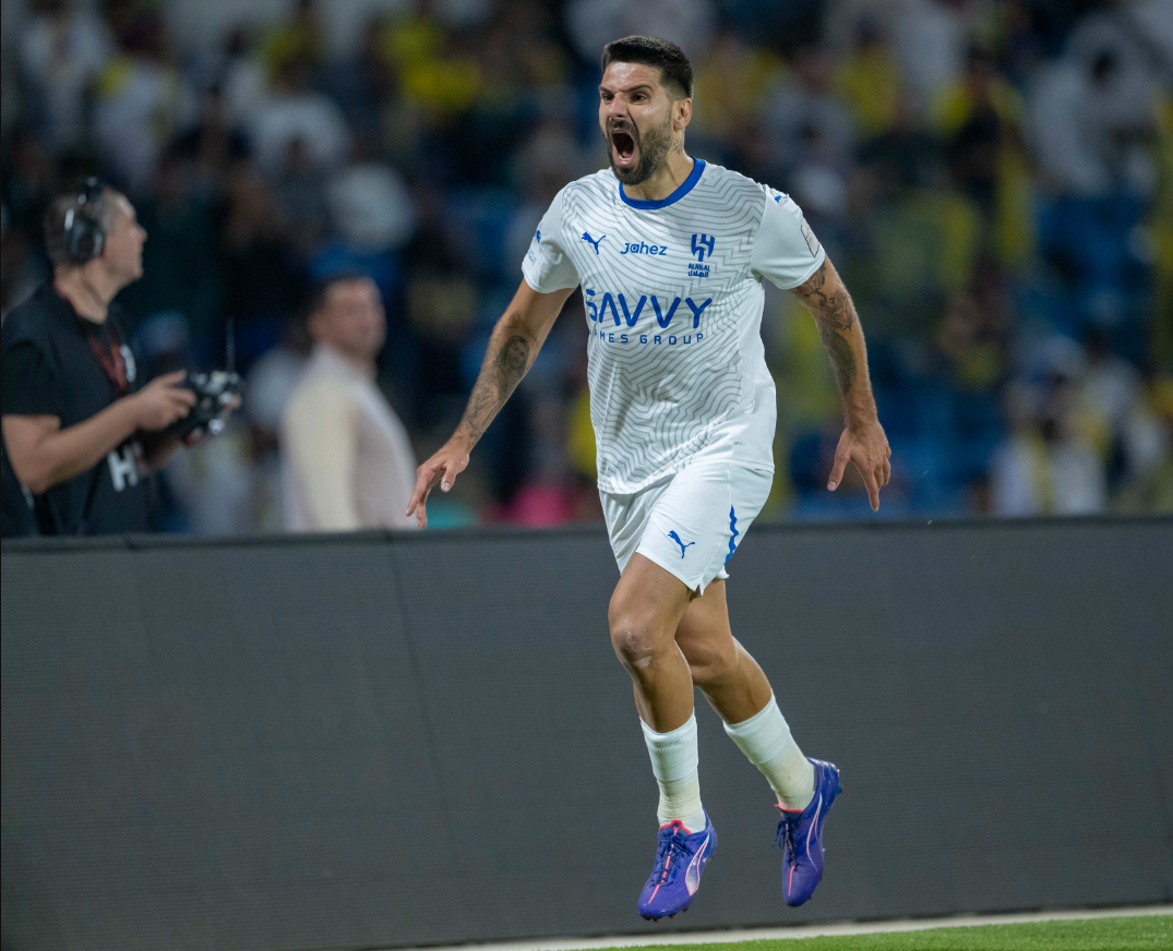 الصربي ألكسندر ميتروفيتش مهاجم نادي الهلال السعودي