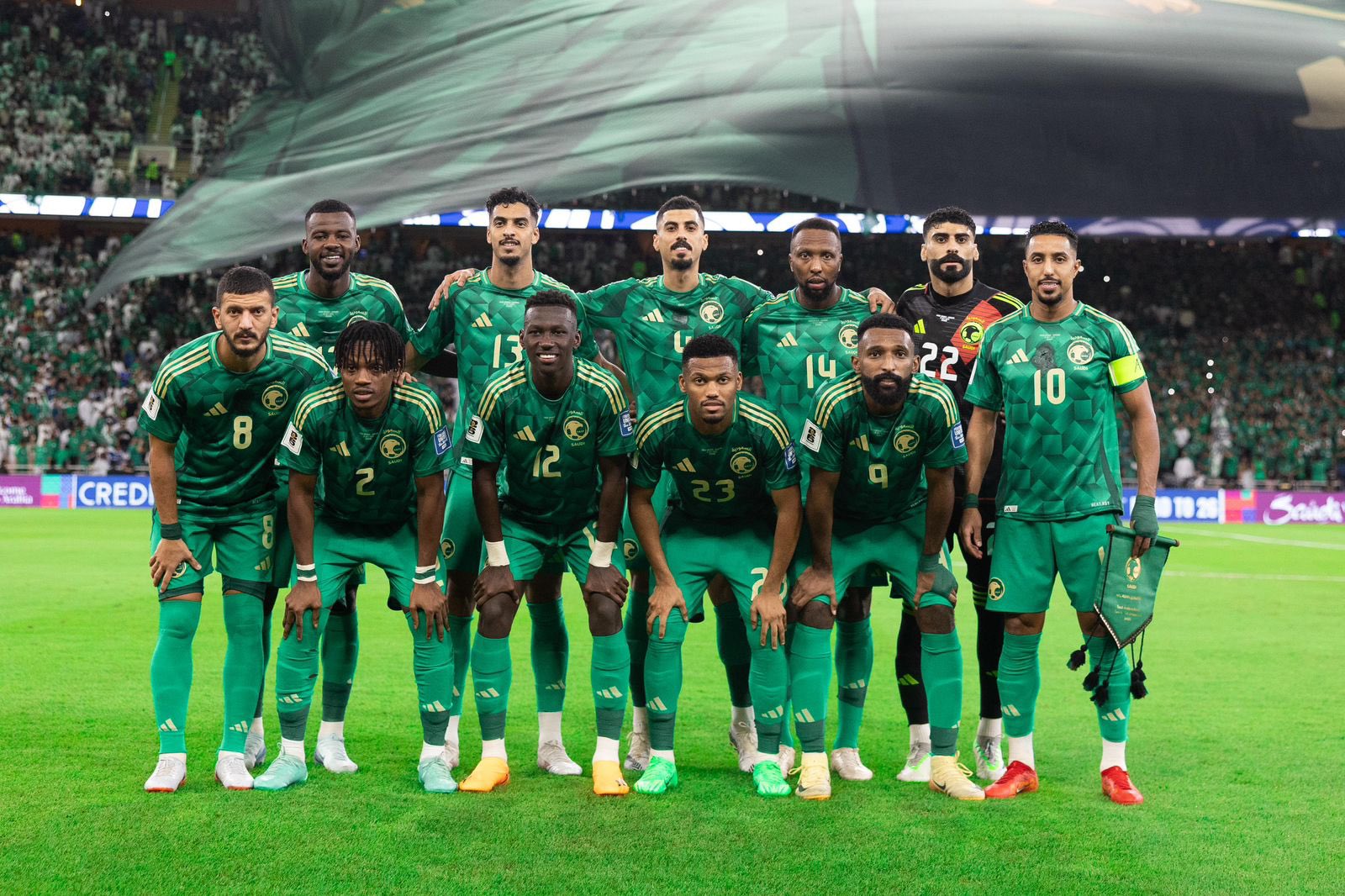 سالم الدوسري مع لاعبي المنتخب السعودي