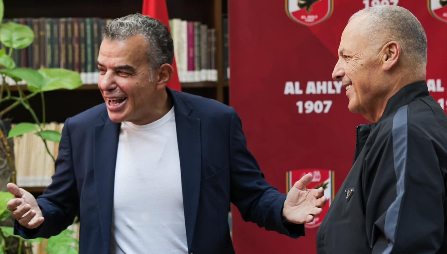 خالد مرتجي (يسار) أمين صندوق النادي الأهلي يشارك في مراسم قرعة كأس العالم للأندية (facebook/alahly(