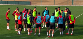 مدرب منتخب المغرب الرديف يتحدث للاعبين في معسكر سابق