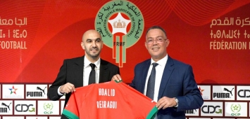 وليد الركراكي (يسار) خلال عملية تقديمه مدربا جديدا لمنتخب المغرب رفقة رئيس الاتحاد المغربي فوزي لقجع (Getty) ون ون winwin