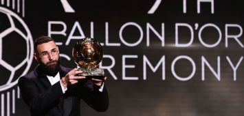 الفرنسي كريم بنزيما، لاعب ريال مدريد، تُوج بجائزة الكرة الذهبية للمرة الأولى في مسيرته (Getty) ون ون winwin