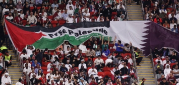 علم فلسطين إلى جانب علم قطر من مونديال قطر 2022 (Getty) ون ون winwin