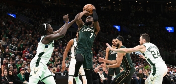 جايلين براون رقم 7 من بوسطن سيلتيكس سلة ضد ميلووكي باكس aylen Brown #7 of the Boston Celtics attempts a basket against the Milwaukee Bucks غيتي ون ون winwin getty