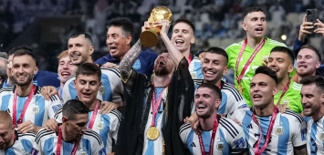 ليونيل ميسي يحمل كأس العالم مرتدياً "البشت" العربي (Getty) ون ون winwin