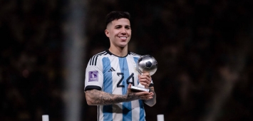 الأرجنتيني إنزو فرنانديز لاعب نادي بنفيكا مع جائزة أفضل لاعب شاب بمونديال قطر (Getty)