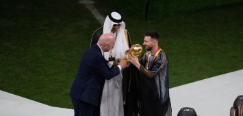 تسليم كأس العالم قطر 2022 لقائد الأرجنتين ليونيل ميسي (Getty/غيتي) ون ون winwin