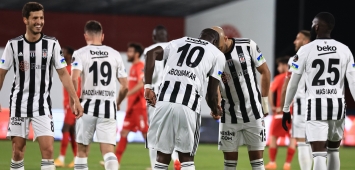 نجوم فريق بشكتاش يحتفلون خلال الفوز في مباراة سابقة من الموسم الجاري (twitter/Besiktas) وين وين winwin