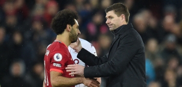 أرشيفية - صورة تجمع المصري محمد صلاح بأسطورة ليفربول ستيفن جيرارد (Getty) ون ون winwin