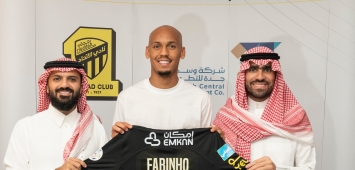 صورة من توقيع البرازيلي فابينيو لعقد انتقاله مع نادي اتحاد جدة السعودي (twitter/ ittihad) ون ون winwin 