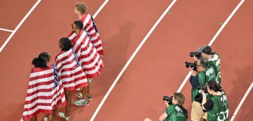 الفريق الأمريكي المختلط يحسم سباق 400 متر تتابع (Getty)