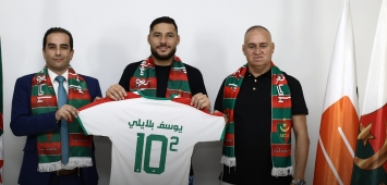 من مراسم توقيع يوسف بلايلي على عقده مع مولودية الجزائر(Facebook/Mouloudia Club d'Alger)