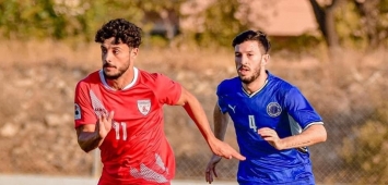 لؤي العاني (يمينًا) يدخل تدريبات الطلبة رغم شكوى الزوراء (Facebook/Talaba FC) ون ون winwin