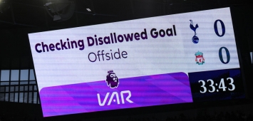 إحدى تدخّلات الـ"VAR" في مواجهة توتنهام وليفربول في الدوري الإنجليزي (Getty) وين وين winwin