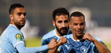 الجنوب إفريقي فخري لاكان يحتفل مع لاعبي بيراميدز بهدفه التاريخي في مرمى مازيمبي (X/CAFCLCC_ar) وين وين winwin