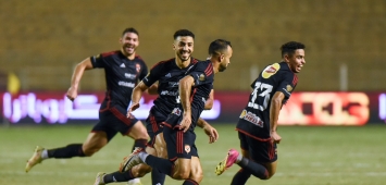 لاعبو الأهلي يحتفلون بأحد هدفيهما في مرمى سيراميكا بالدوري المصري(X-AlAhly) 