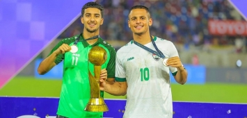 زيدان إقبال لاعب منتخب العراق (يمينًا) وزميله علي الحمادي أثناء التتويج بلقب كأس ملك تايلاند.facebook/iraqfa ون ون winwin