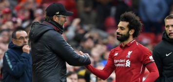 المصري محمد صلاح نجم فريق ليفربول يٌصافح مدربه الألماني يورغن كلوب (X-LFC)