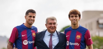 لاعبا برشلونة جواو فيليكس وجواو كانسيلو مع رئيس النادي خوان لابورتا ون ون winwin