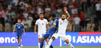 يزن العرب "الأردن" يحاول قطع الكرة من أمام مهاجم منتخب الكويت