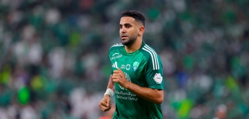 النجم الجزائري رياض محرز خلال مباراة فريقه أمام الأخدود في الدوري السعودي (X/ALAHLI_FC)