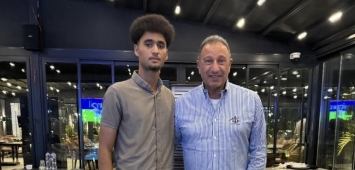 أجويلي أنور خميس مدافع منتخب ليبيا للشباب مع رئيس النادي الأهلي المصري محمود الخطيب