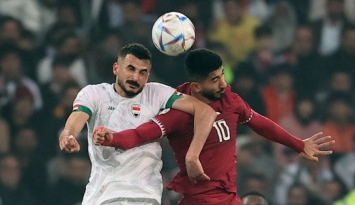 صراع هوائي على الكرة بين لاعب قطر محمد وعد ومهاجم العراق أيمن حسين