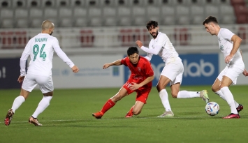 لاعب الدحيل يحاول المرور وسط ثلاثة لاعبين من الأهلي