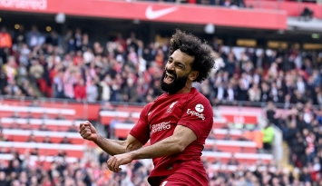 محمد صلاح يحتفل بعد تسجيله هدف الفوز على نوتينغهام ومعادلته رقم روبي فاولر بـ183 هدفًا في مختلف المسابقات