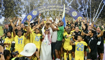 لاعبو النصر يرفعون لقب كأس الملك سلمان للأندية العربية