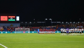 لاعبو الفريقين وقفوا دقيقة صمت قبل المباراة حدادا على ضحايا المغرب وليبيا