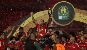 محمد مجدي أفشة يرفع لقب دوري أبطال أفريقيا (winwin)