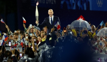 أسطورة كرة القدم الفرنسية زين الدين زيدان حمل شعلة الأولمبياد خلال حفل الافتتاح