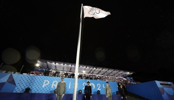 عقب مرور البعثات الرياضية تم رفع العلم الأولمبي وإلقاء القسم