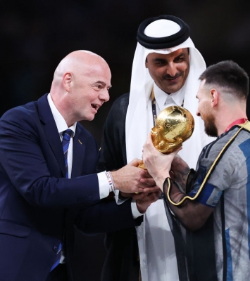 ميسي يستلم لقب كأس العالم من يدي Hمير قطر تميم بن حمد ورئيس الفيفا إنفانتينو(Getty)
