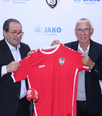 الأرجنتيني هيكتور كوبر يتولى تدريب منتخب سوريا الأول لكرة القدم فيديو ون ون - Argentine Hector Cuper coaches Syria's first football team