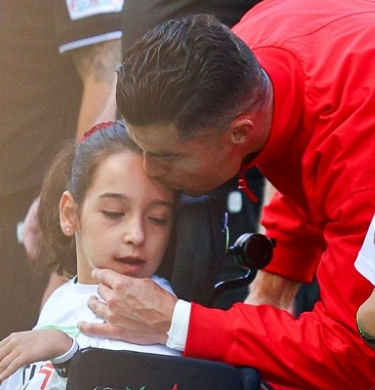 كريستيانو رونالدو يُقبل طفلة القدرات الخاصة قبل مباراة البرتغال ضد إيرلندا اليوم 