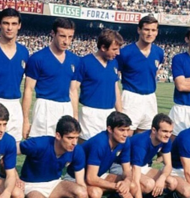 منتخب إيطاليا الذي تأهل إلى نهائي اليورو 1968 بفضل عملة معدنية