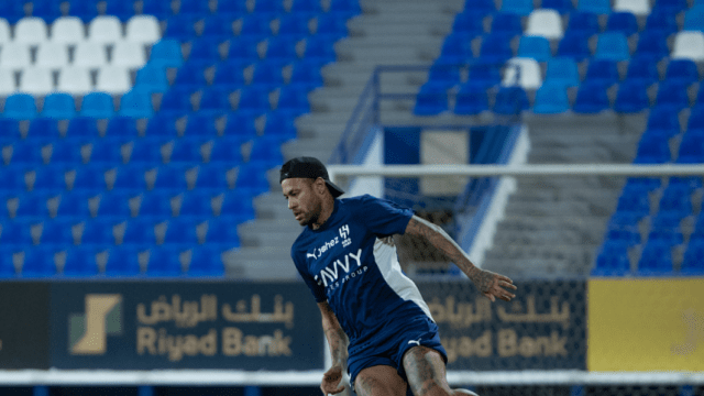 يوهان باكايوكو هدف الهلال.. تألق وإخفاق في ضربة بداية الموسم