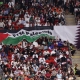 علم فلسطين إلى جانب علم قطر من مونديال قطر 2022 (Getty) ون ون winwin