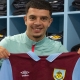 المهاجم السويسري محمد زكي العمدوني يرفع قميص بيرنلي (twitter/Burnley) وين وين winwin