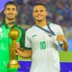 زيدان إقبال لاعب منتخب العراق (يمينًا) وزميله علي الحمادي أثناء التتويج بلقب كأس ملك تايلاند.facebook/iraqfa ون ون winwin